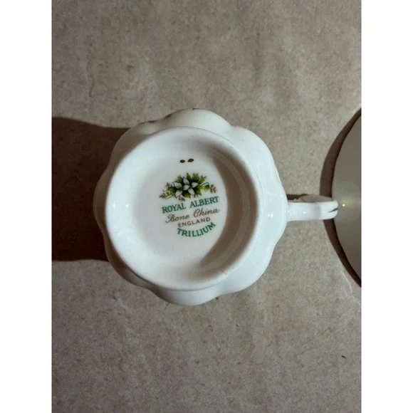 Royal Albert Trillium Teacup and Saucer Set Bone China England Vintage Floral - Picture 8 of 10